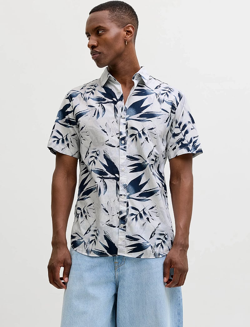 Jack & Jones - JJHONOLULU AOP SHIRT SS - lühikeste varrukatega särgid - cloud dancer - 0