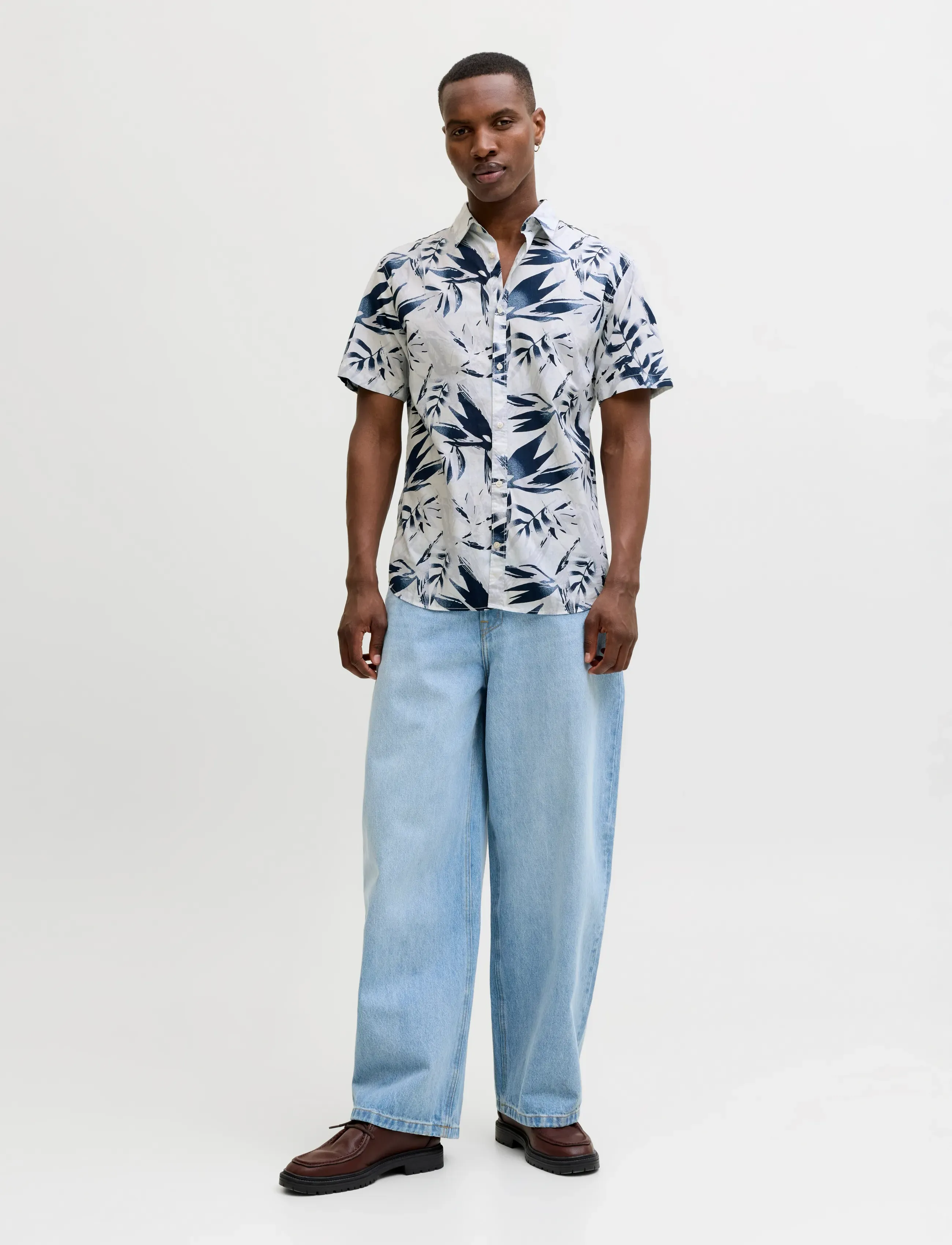 Jack & Jones - JJHONOLULU AOP SHIRT SS - kurzarmhemden - cloud dancer - 4