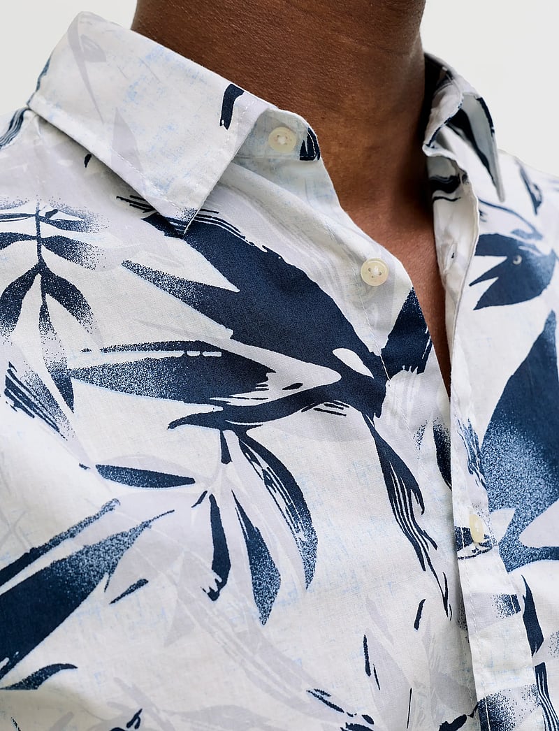 Jack & Jones - JJHONOLULU AOP SHIRT SS - lühikeste varrukatega särgid - cloud dancer - 5