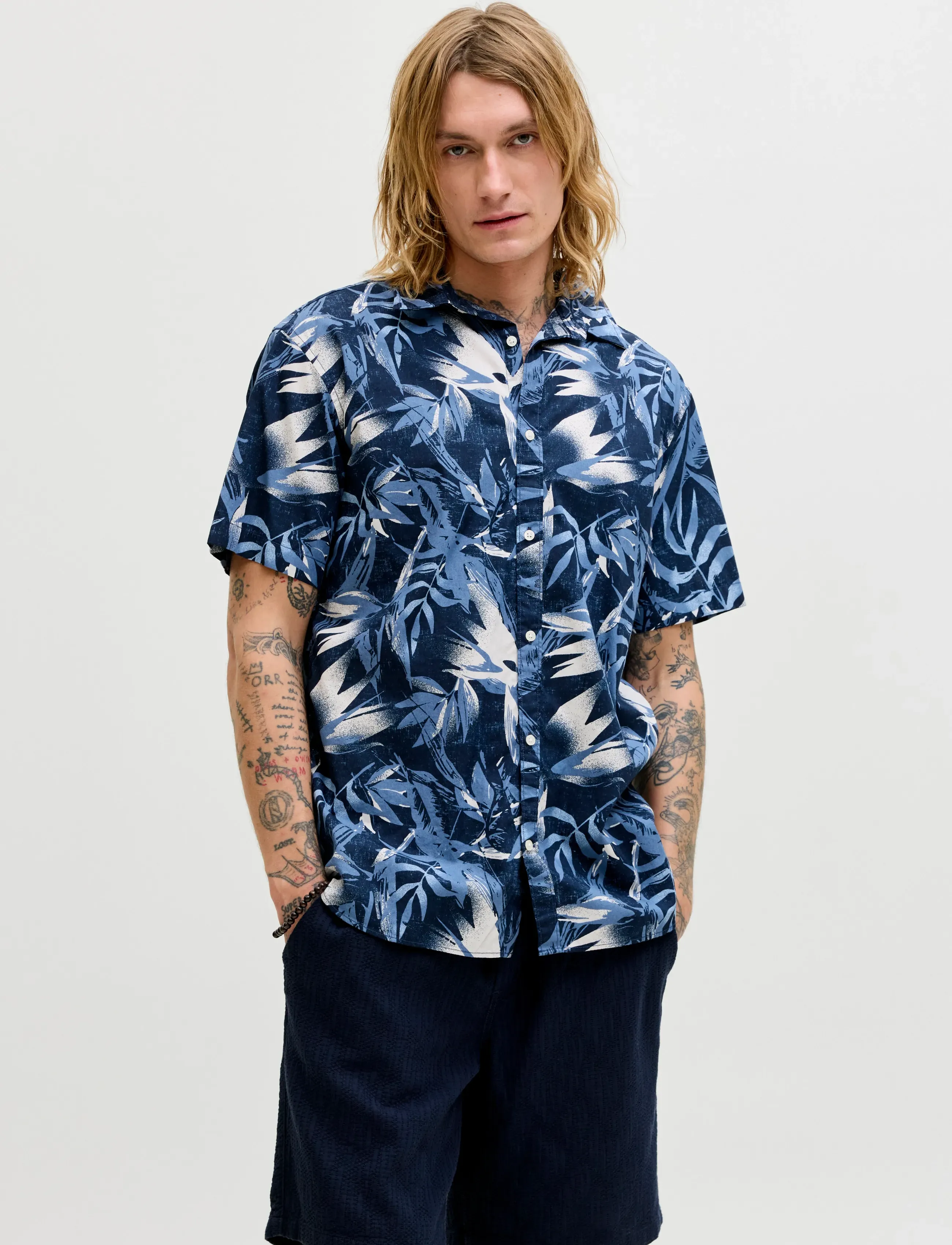 Jack & Jones JJHONOLULU AOP SHIRT SS - Skjorter - NAVY BLAZER / navy
