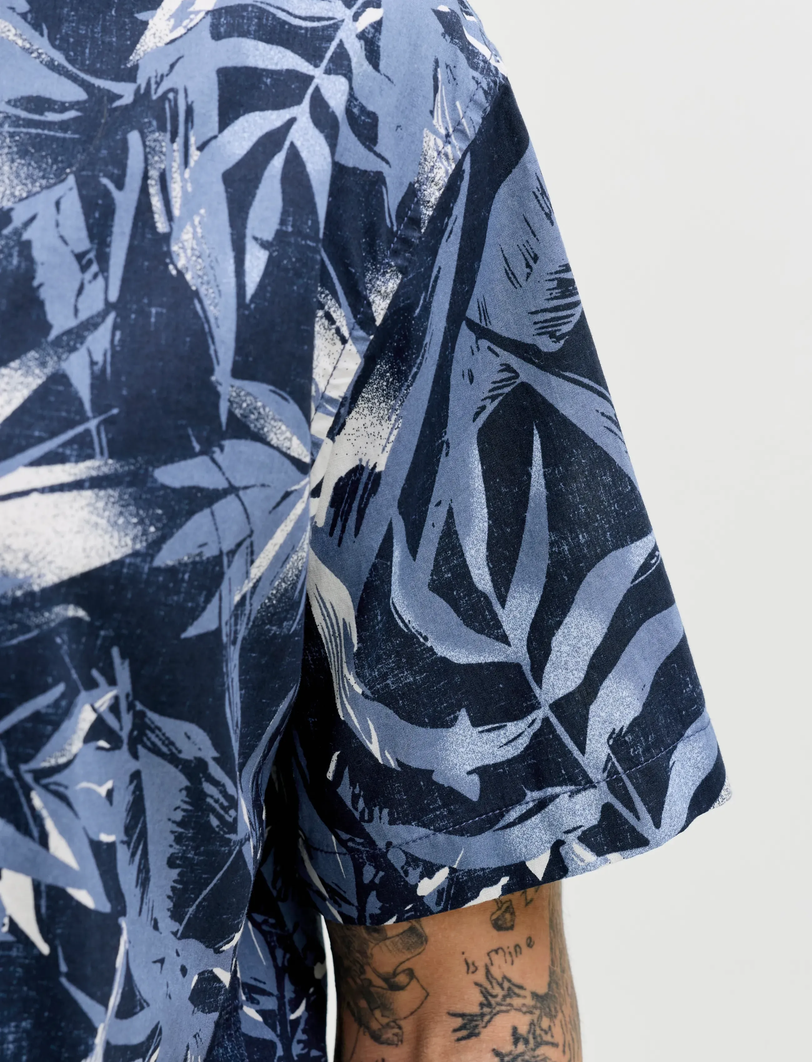 Jack & Jones - JJHONOLULU AOP SHIRT SS - kurzarmhemden - navy blazer - 4