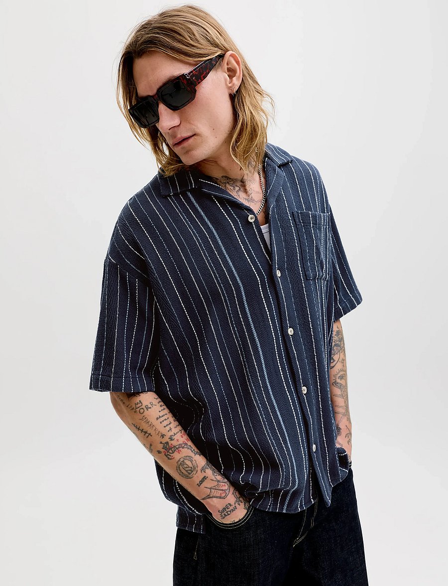Jack & Jones - JJEBRADLEY STRIPED RESORT SHIRT SS LN - triibulised särgid - navy blazer - 4