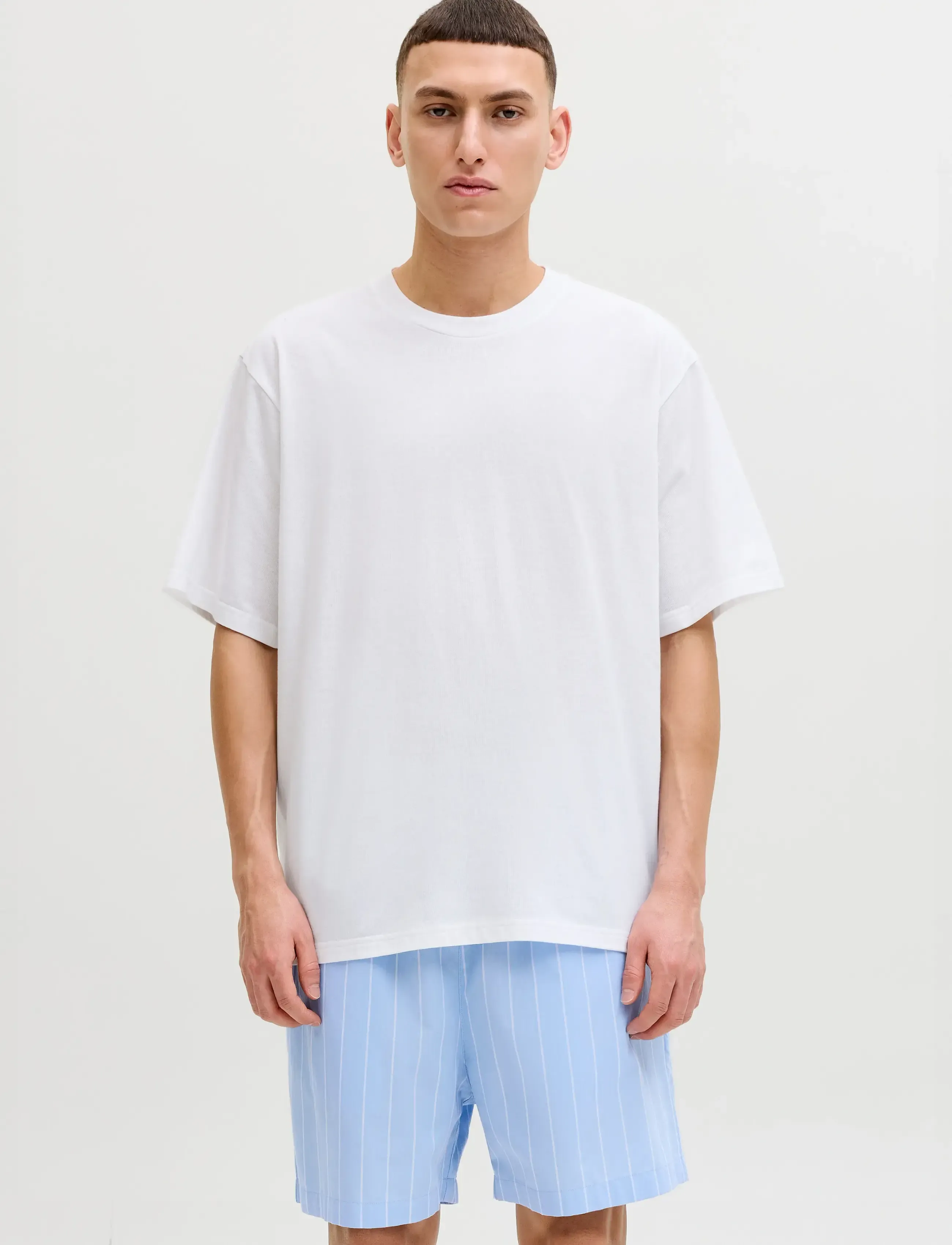 Jack & Jones JACFLORENCE SS TEE AND SHORTS SET W - Kollektionen - CHAMBRAY BLUE / white