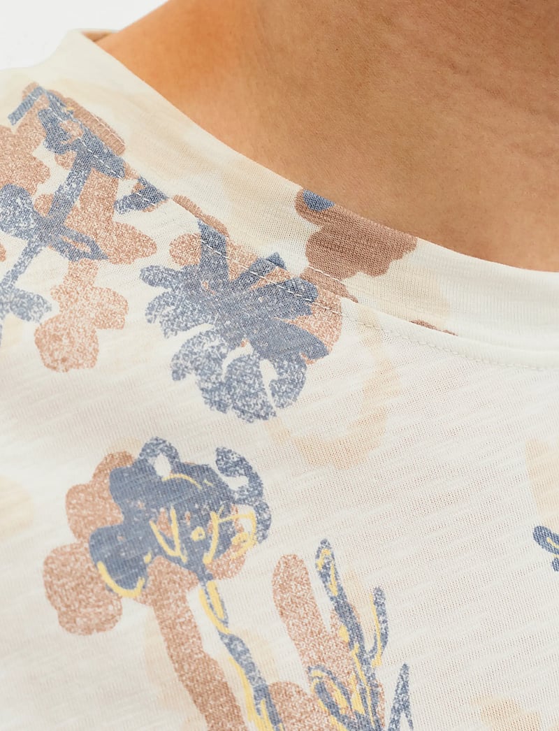 Jack & Jones - JORMONTAUK AOP TEE CREW NECK - kortärmade t-shirts - cloud dancer - 4