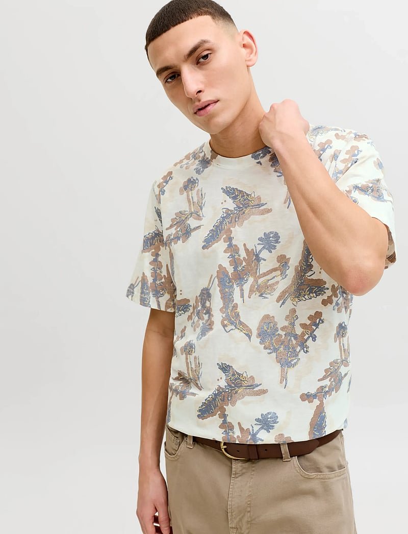 Jack & Jones - JORMONTAUK AOP TEE CREW NECK - kortärmade t-shirts - cloud dancer - 5