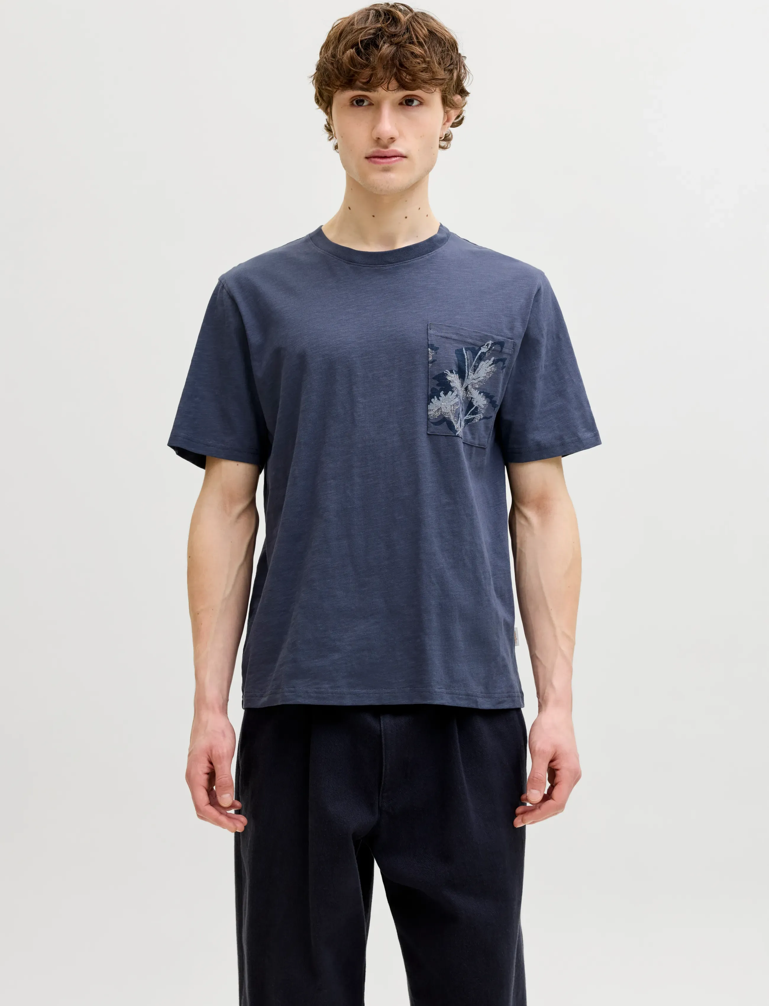 Jack & Jones JORMONTAUK AOP POCKET TEE CN - Looks for less - ODYSSEY GRAY / blue