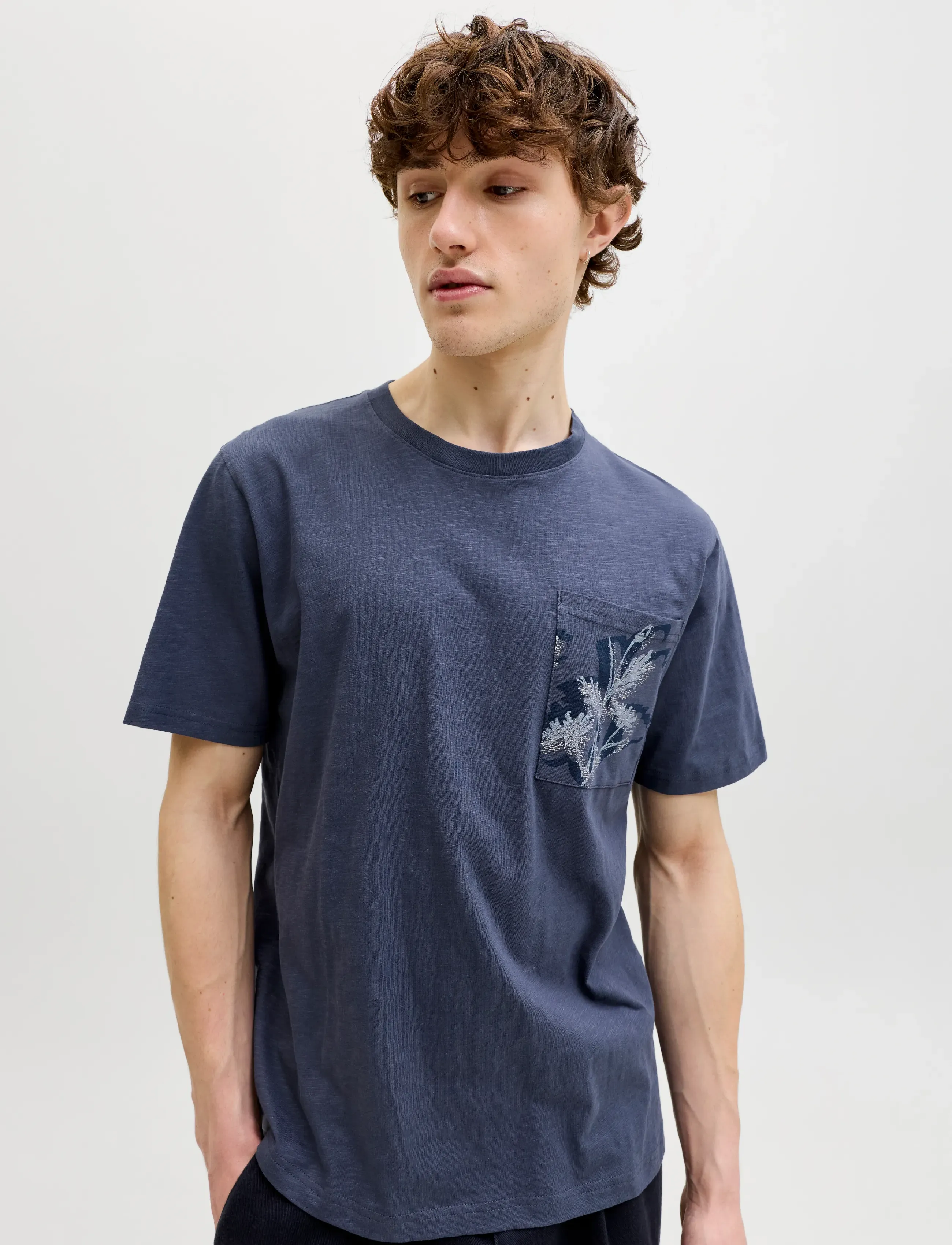 Jack & Jones - JORMONTAUK AOP POCKET TEE CN - short-sleeved t-shirts - odyssey gray - 5