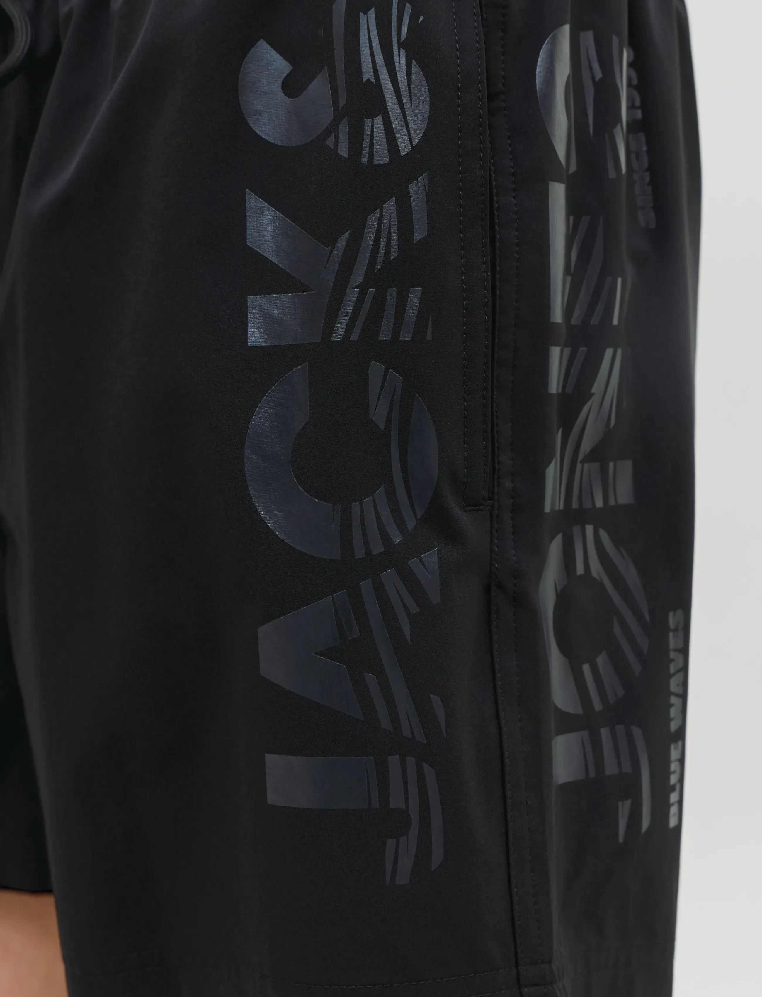 Jack & Jones JPSTMAUI WAVE LOGO SWIM SHORTS REG SN - Streetstyle - BLACK / black