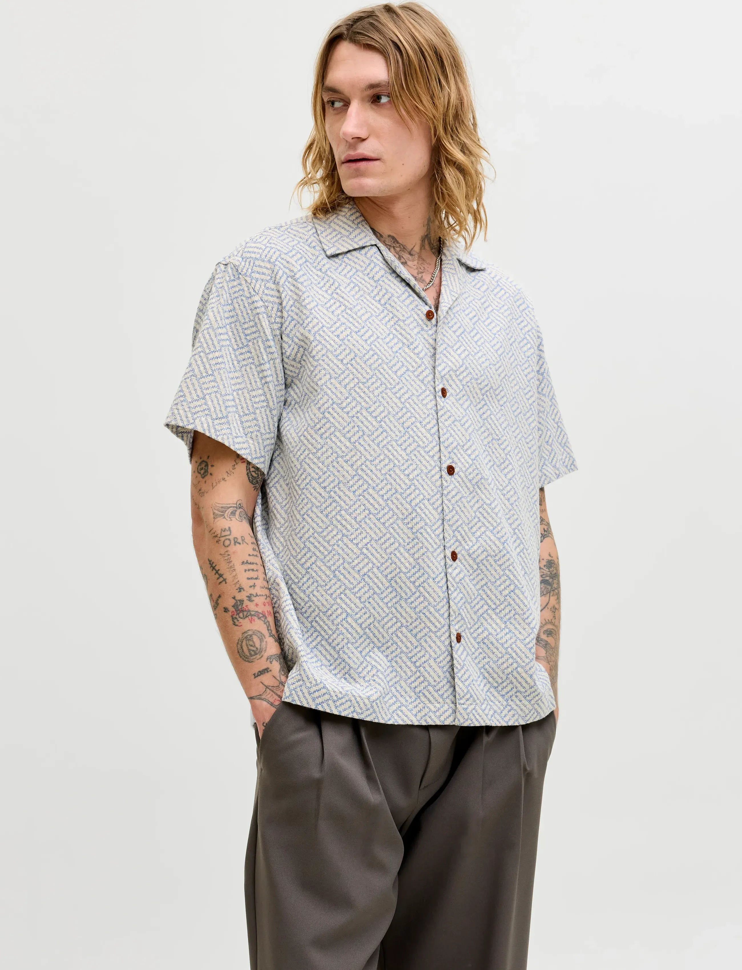 Jack & Jones JPRBLUWINSON PRINT DOBBY S/S SHIRT LN - Short-sleeved shirts - ASHLEY BLUE / cream