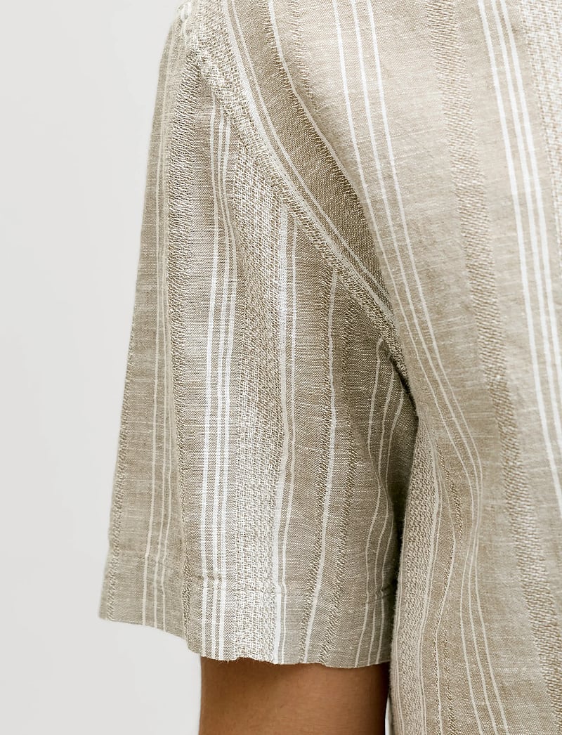 Jack & Jones - JPRBLUSUMMER LIN. BLEN DOBBY SS SHIRT SN - stribede skjorter - mermaid - 5