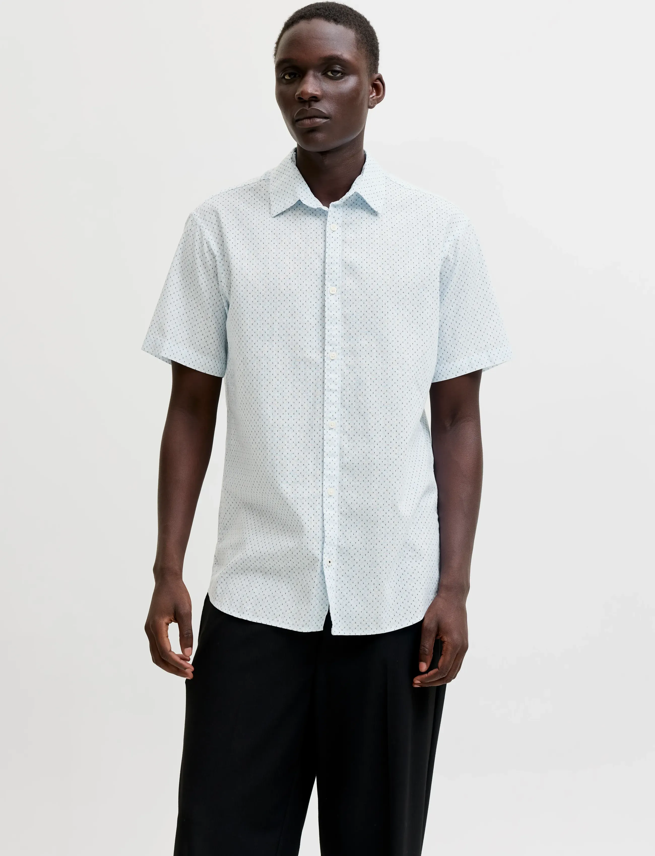 Jack & Jones JPRBLASUMMER LINEN BL. PRINT SS SHIRT LN - E-smaspäev - CASHMERE BLUE / white