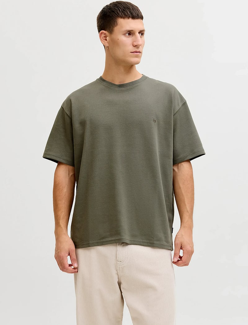 Jack & Jones - JPRBLAETHAN SS LOGO TEE SN - lühikeste varrukatega t-särgid - smokey olive - 0