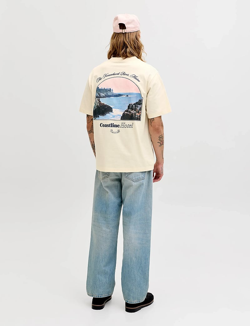 Jack & Jones - JORMONTAUK PHOTO BACK TEE SS CN - kortærmede t-shirts - antique white - 3