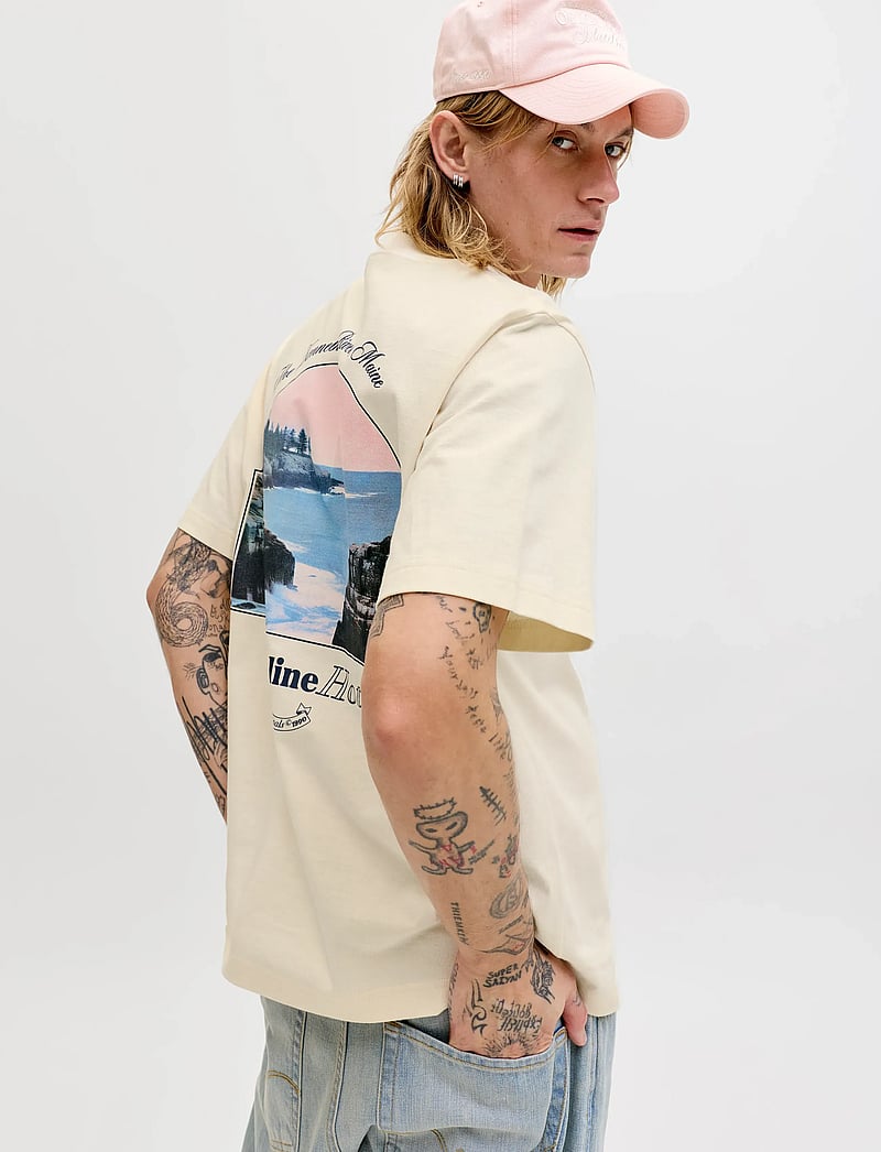 Jack & Jones - JORMONTAUK PHOTO BACK TEE SS CN - kortærmede t-shirts - antique white - 5