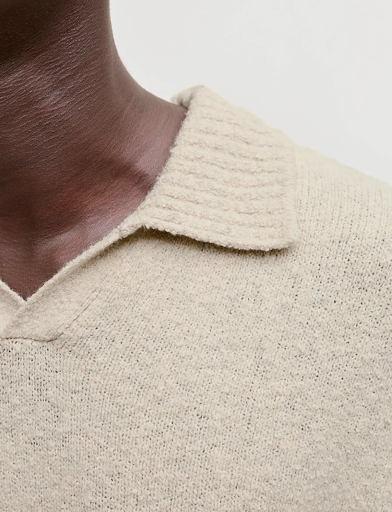 Jack & Jones - JPRBLAMAVERICK KNIT SPLIT NECK STYD AW25 - pikkade varrukatega kootud polosärgid - silver lining - 4
