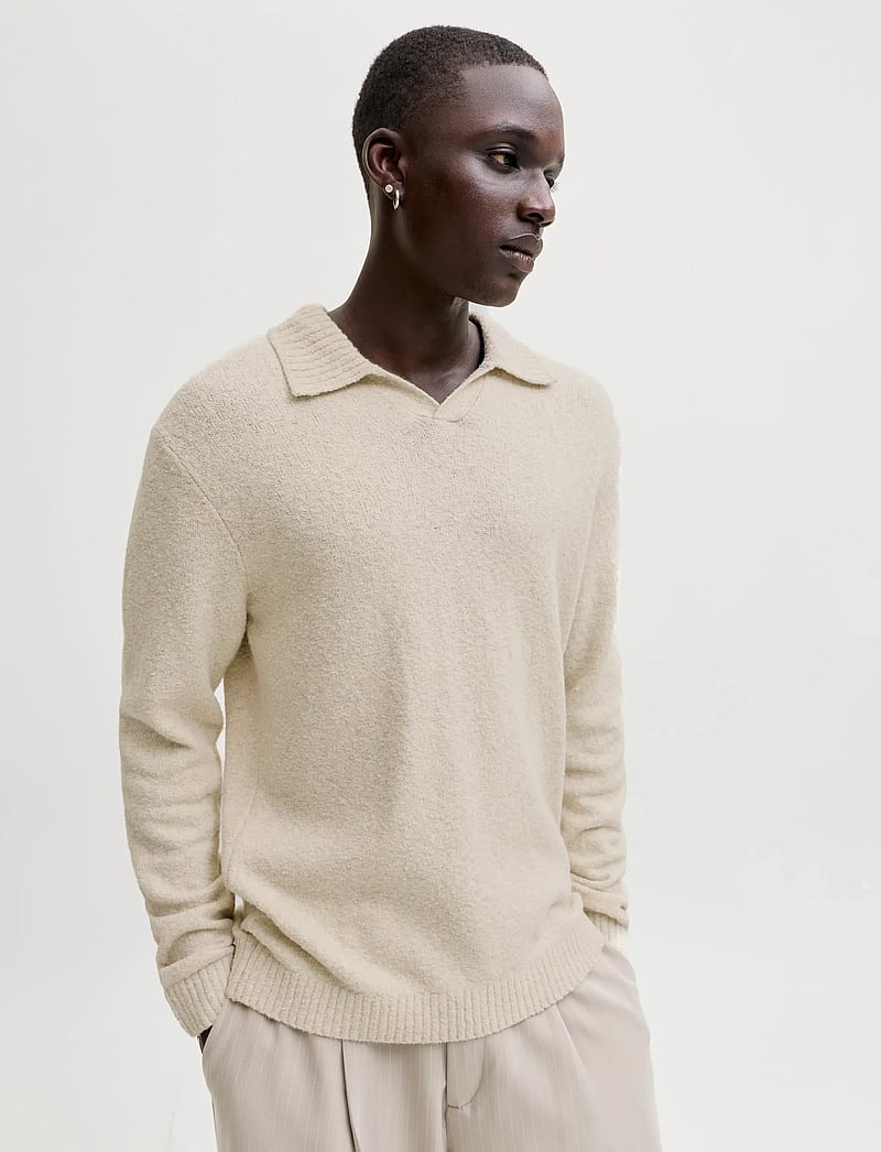 Jack & Jones - JPRBLAMAVERICK KNIT SPLIT NECK STYD AW25 - pikkade varrukatega kootud polosärgid - silver lining - 5