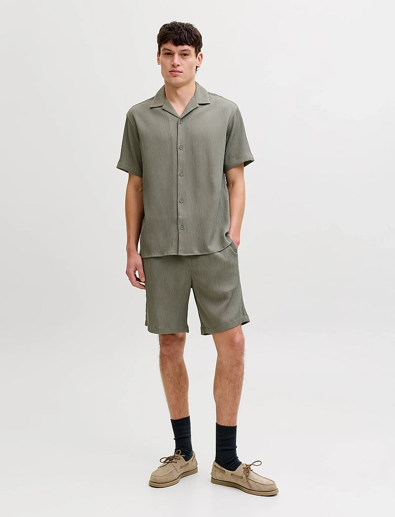 Jack & Jones - JJEHARRISON RESORT SHIRT SS SN SET MP - casual shorts - dusty olive - 0