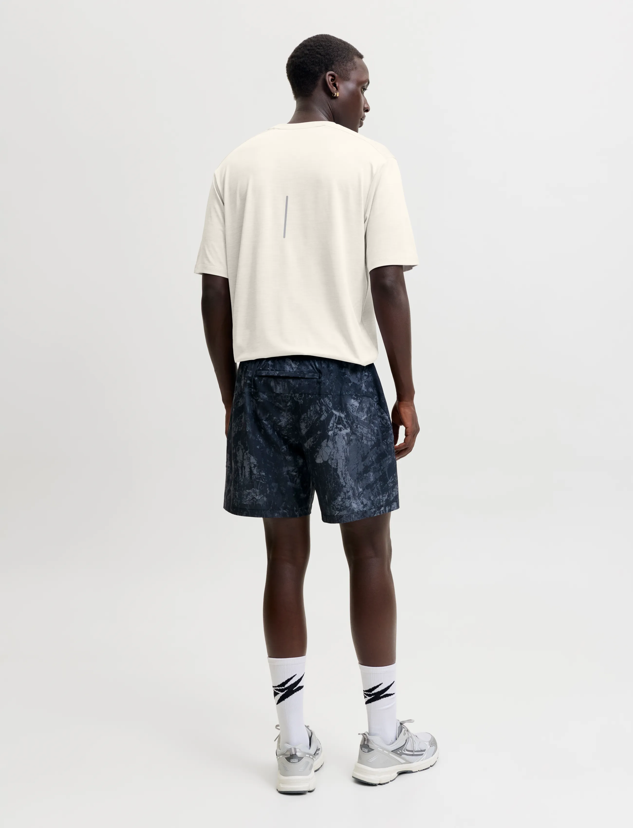 Jack & Jones - JORFREDERIKSBERG BACK TEE SS CN LN - kortärmade t-shirts - antique white - 3