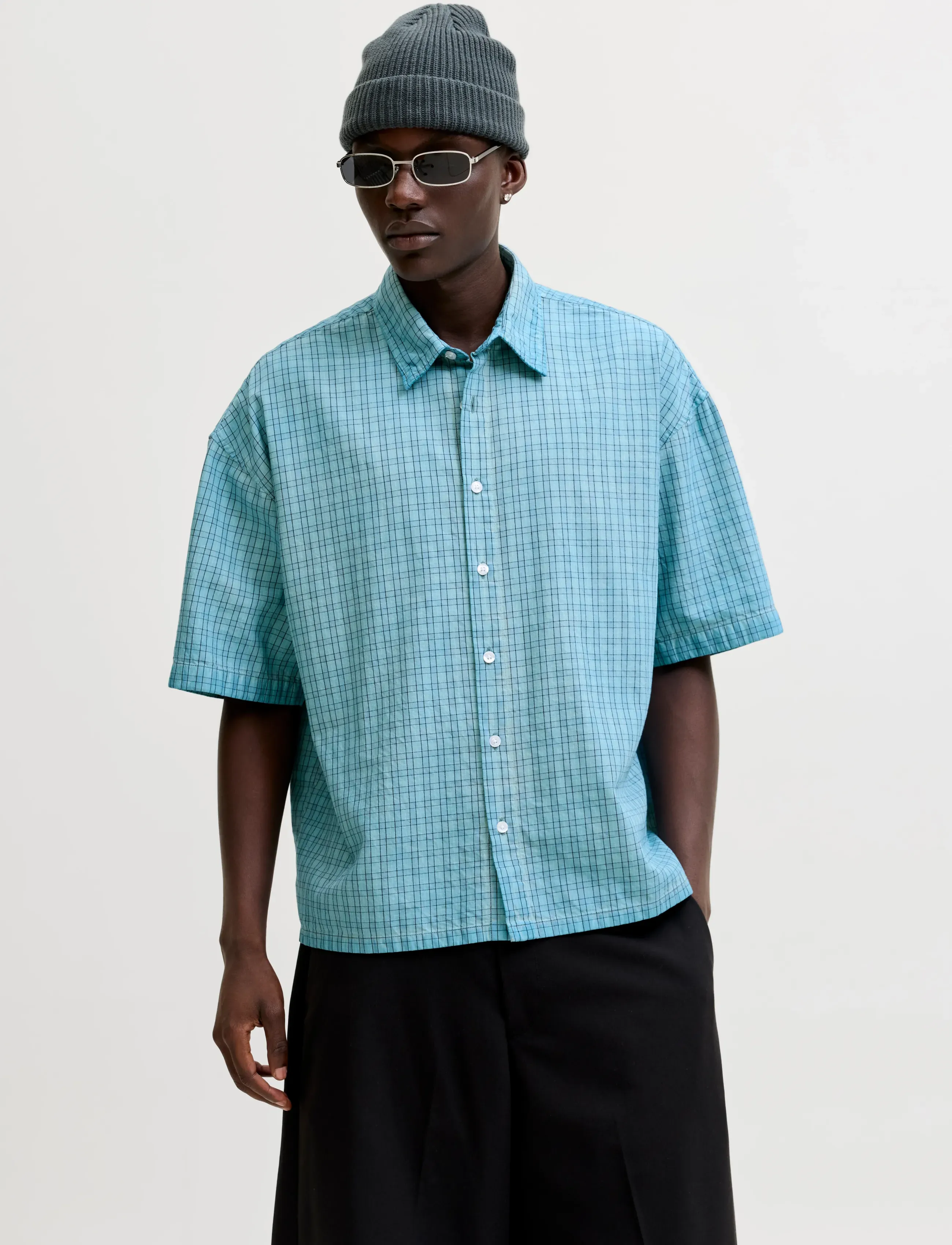 Jack & Jones JCOOVERDYED SHIRT SS STYD SS26 - Looks for less - OMPHALODES / white