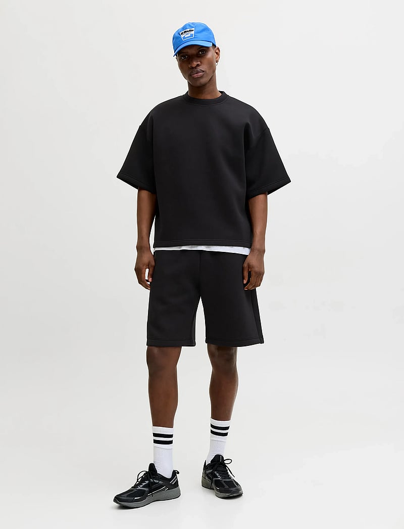 Jack & Jones - JCOBIARRITZ SCUBA SWEAT SS STYD SS26 - kollektionen - black - 4