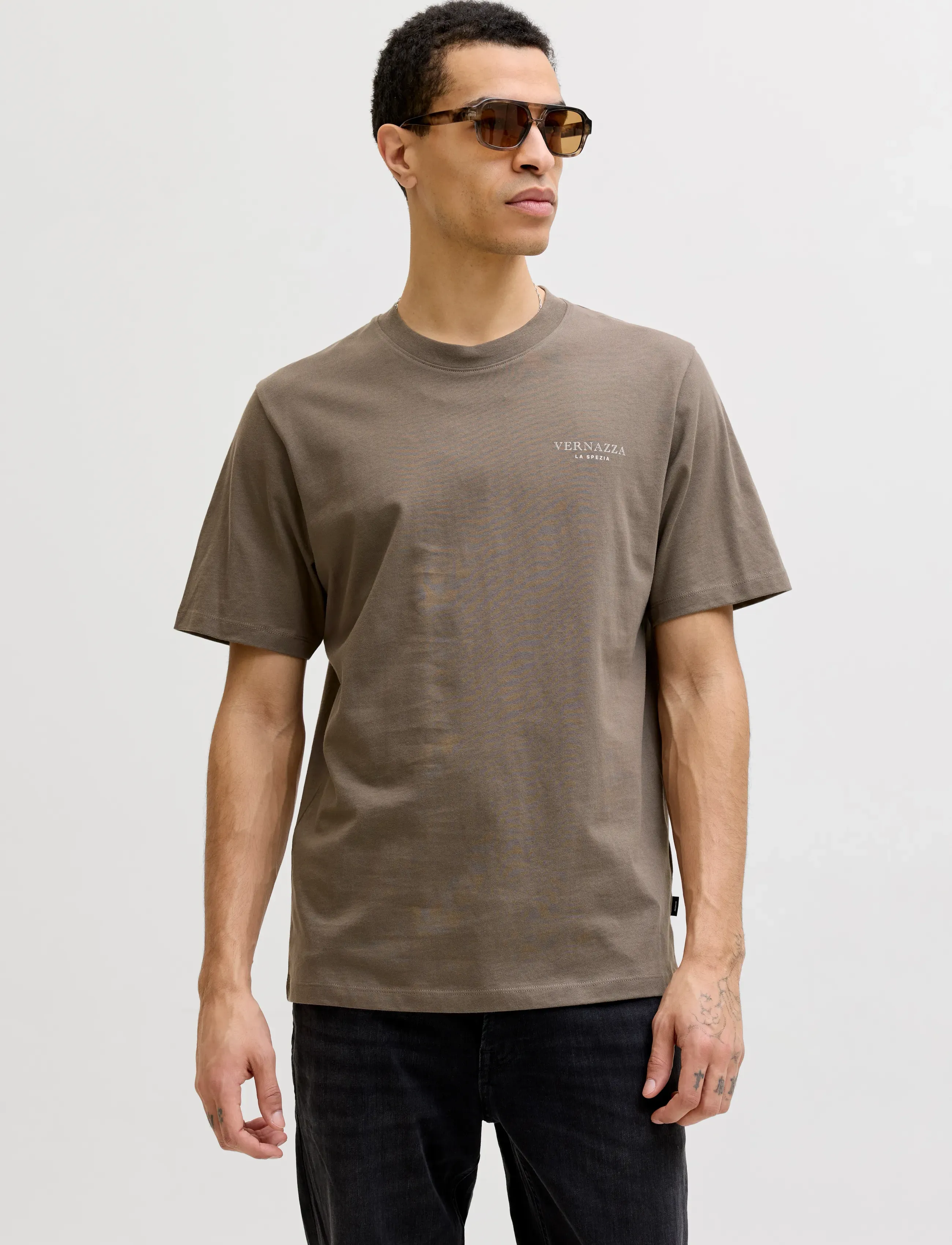 Jack & Jones JPRBLAJAMES GRAPHIC SS TEE STYD SS26 - Deals - MOREL / cream