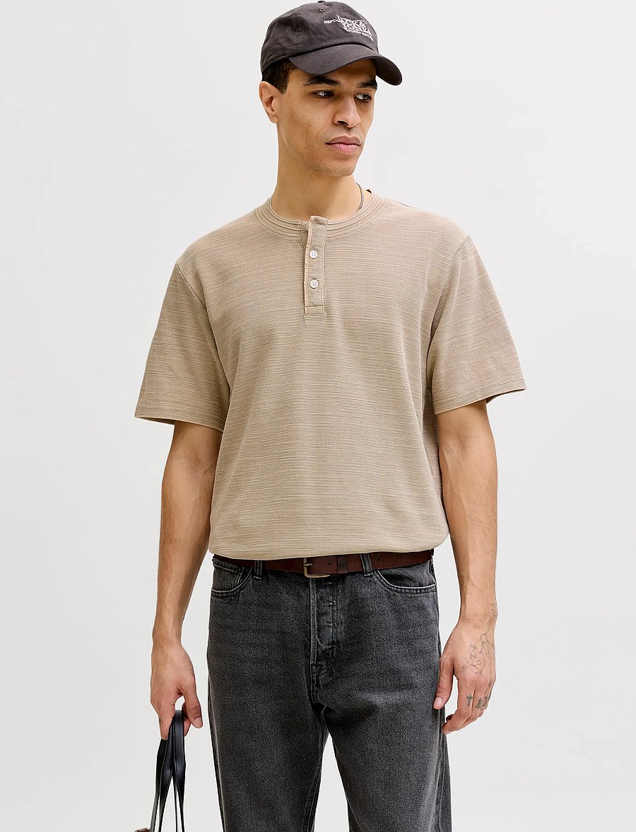 Jack & Jones - JPRBLULUCAS SS HENLEY TEE STYD SS26 - kurzärmelige t-shirts - humus - 0