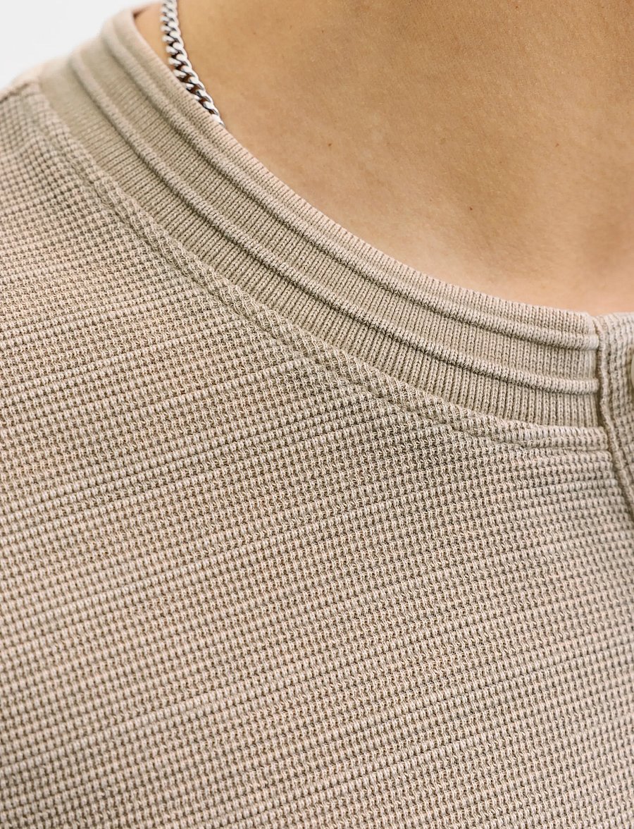 Jack & Jones - JPRBLULUCAS SS HENLEY TEE STYD SS26 - kurzärmelige t-shirts - humus - 5