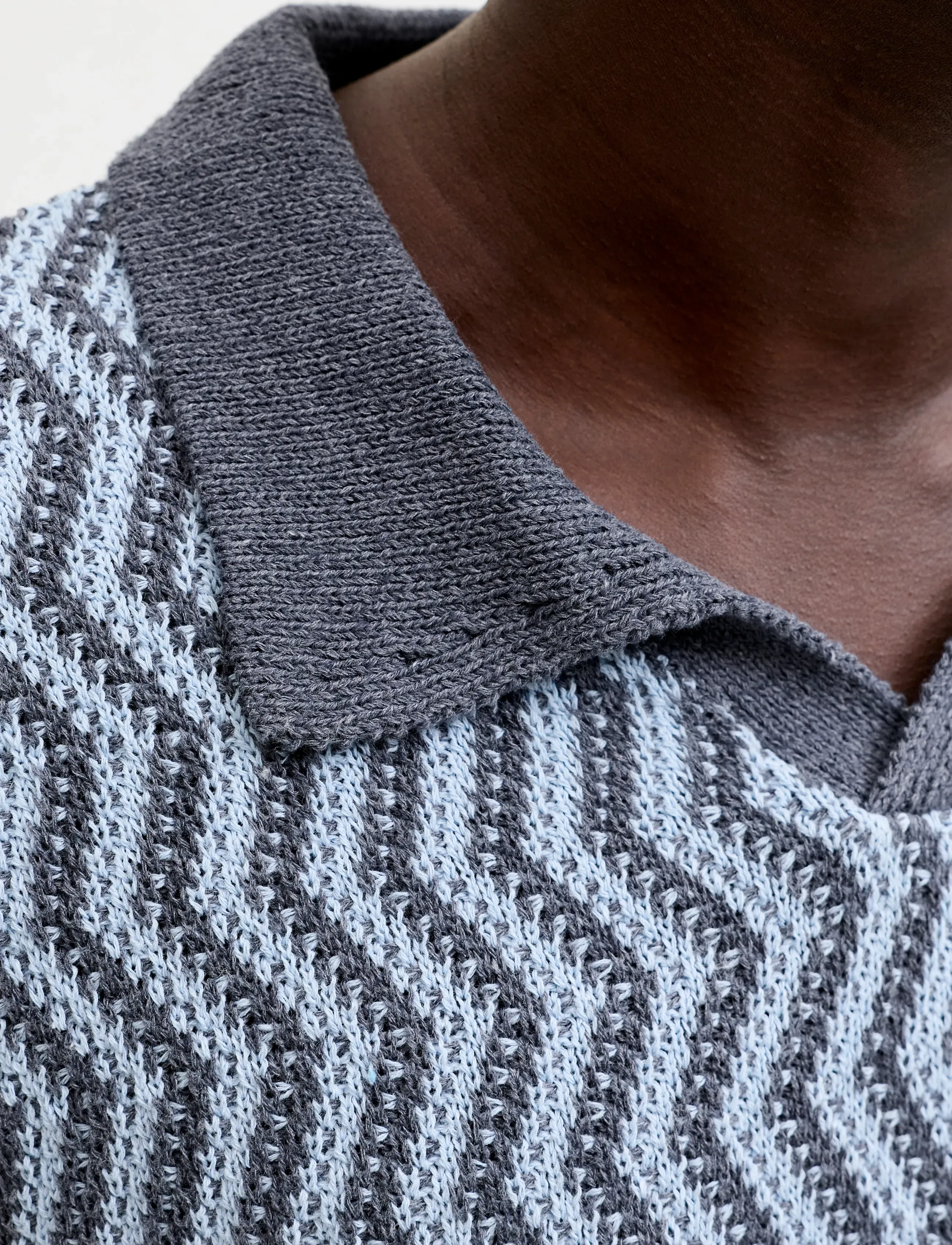 Jack & Jones - JORAIDEN KNIT SPLIT NECK POLO STYD SS26 - gestrickte polohemden - odyssey gray - 5