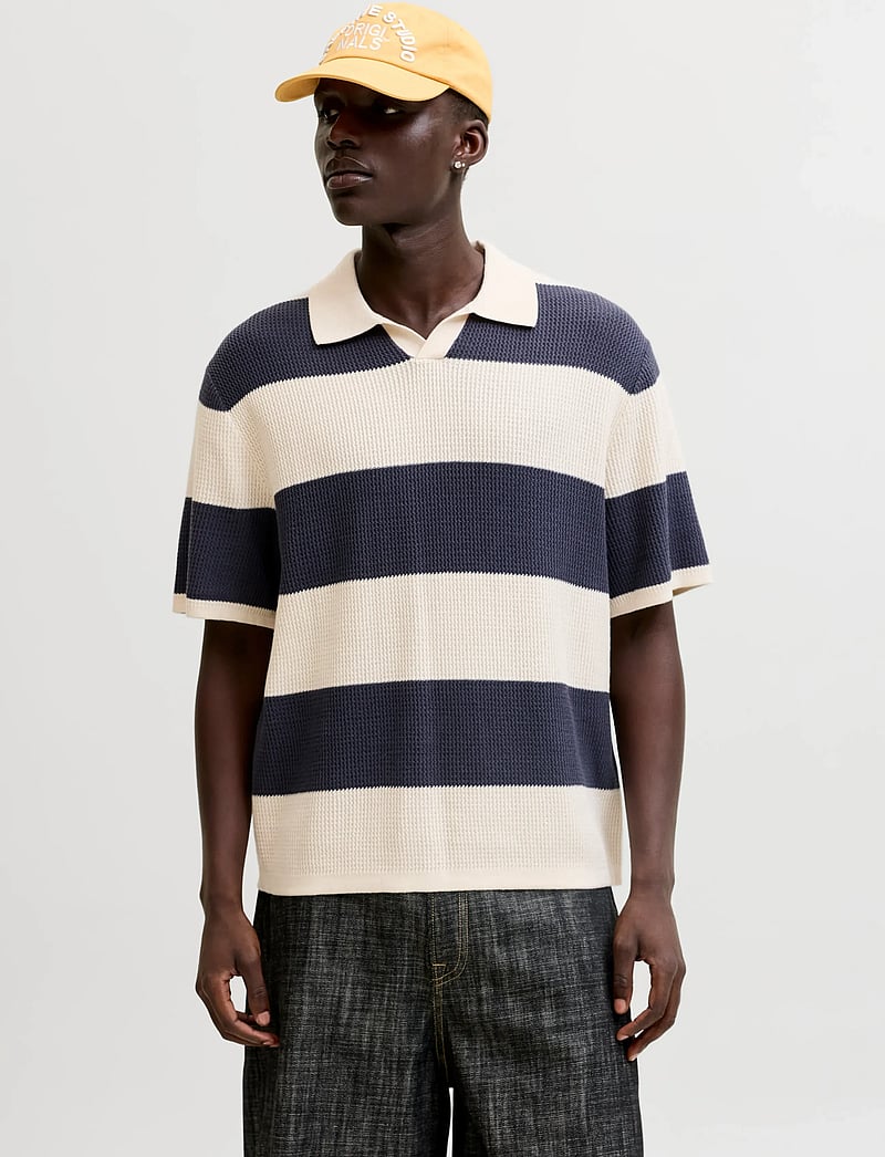 Jack & Jones - JORLIAM KNIT STRIPE SPLIT NECK STYD SS26 - kootud polosärgid - odyssey gray - 0