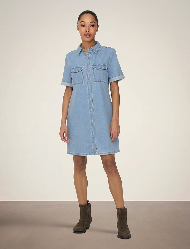 JDY - JDYESMEE SS BUTTON DRESS DNM - skjortekjoler - light blue denim - 4