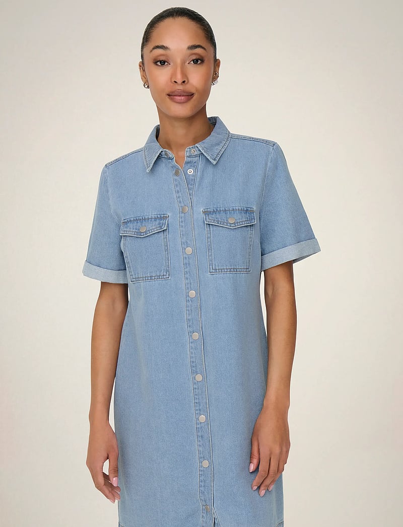 JDY - JDYESMEE SS BUTTON DRESS DNM - skjortekjoler - light blue denim - 5