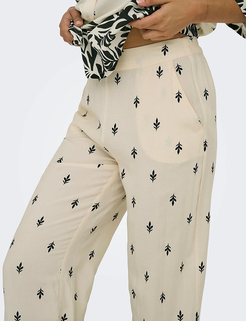 JDY - JDYMAGGIE LIFE MW WIDE PANT WVN - hosen mit weitem bein - sandshell - 5