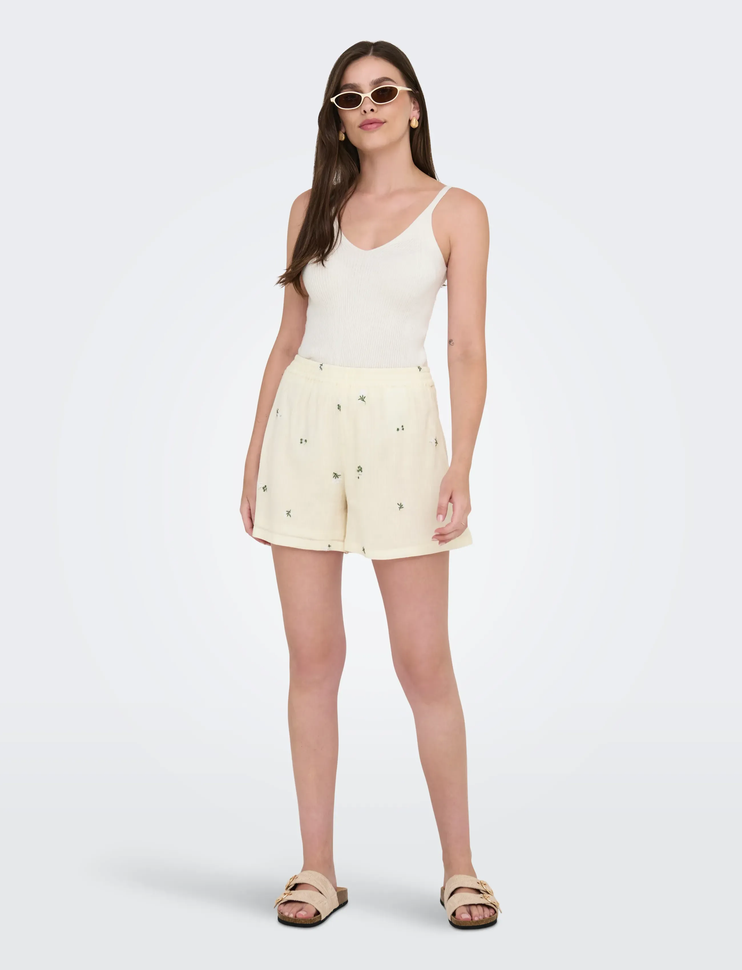 JDY - JDYALBA HW SHORTS WVN EXP - casual shorts - cloud dancer - 4