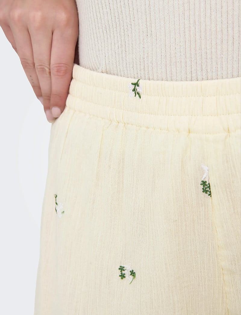 JDY - JDYALBA HW SHORTS WVN EXP - lühikesed vabaajapüksid - cloud dancer - 5