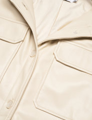Jakke - Sharon Faux Leather Shacket With Fur Collar - forårsjakker - cream - 2