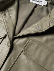 Jakke - Sharon Faux Leather Shacket With Fur Collar - spring jackets - olive - 2