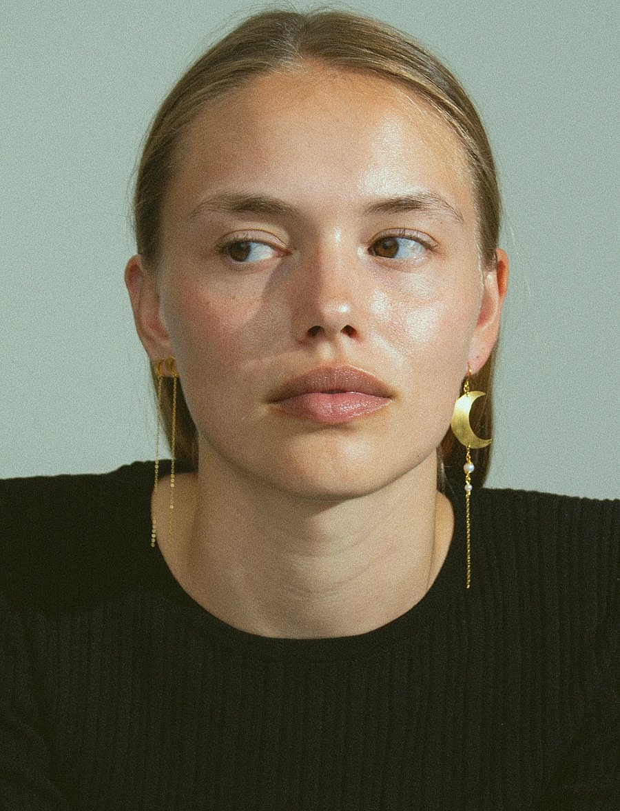 Jane Koenig - Half Moon Earring with pearl chain - perlenohrringe - 18 carat goldplated sterling silver - 0