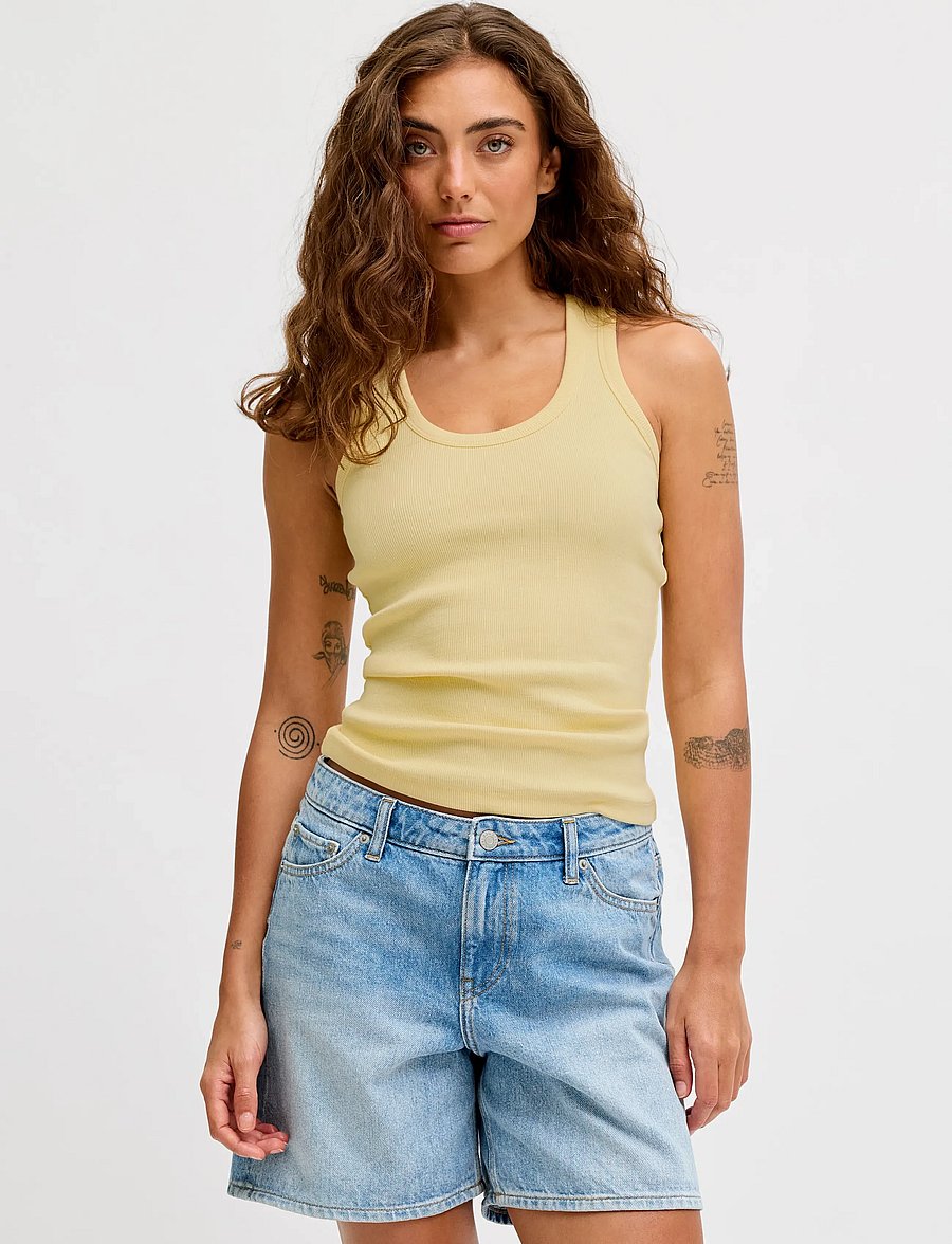 JJXX - JXFRIDA SL U-NECK TOP JRS NOOS - mouwloze tops - sunlight - 0
