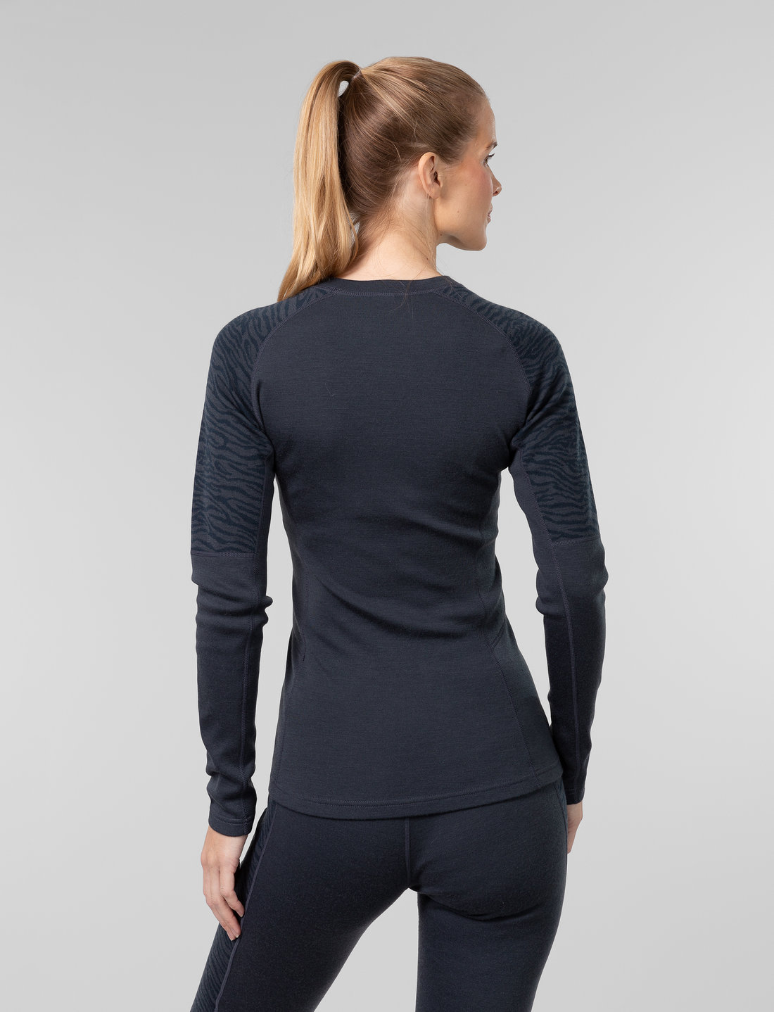 Johaug - Elevate Wool Long Sleeve - funktionsunterwäsche - oberteile - ink - 3