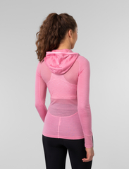 Johaug - Lithe Tech-Wool Hood - aluskihina kantavad alussärgid - pink - 2
