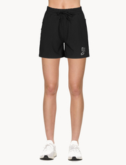 Johaug - Strut Microfiber Shorts - sports shorts - black - 4