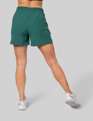 Johaug - Strut Microfiber Shorts - træningsshorts - dteal - 2