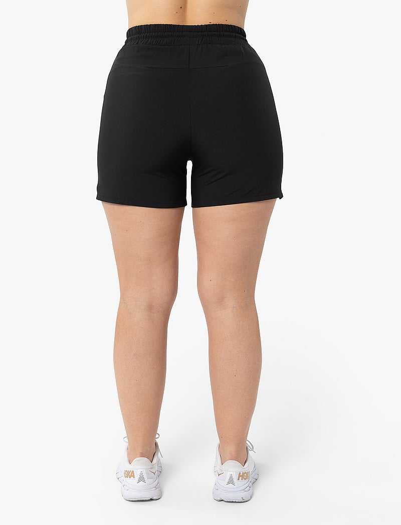 Johaug - Strut Microfiber Shorts - löparshorts - tblck - 3