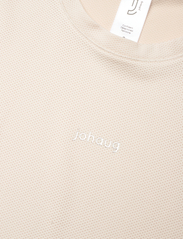 Johaug - Shape Tee - t-shirts - light beige - 2