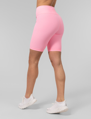 Johaug - Rupture Rib Bikelenght - trening shorts - pink - 3