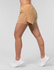 Johaug - Discipline Shorts 2.0 - lühikesed spordipüksid - brown - 2