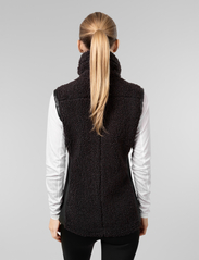 Johaug - Sway Vest 2.0 - quilted vests - black - 4