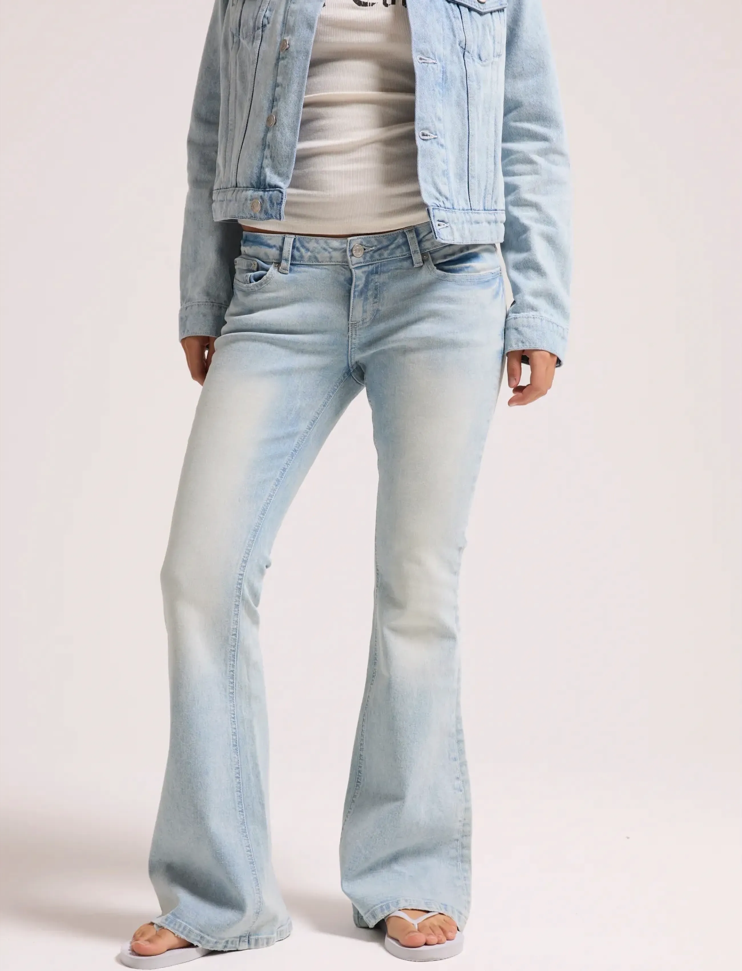 Juicy Couture - DIAMANTE JEAN - alt eriti laia säärega teksad - light wash - 5