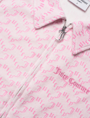 Juicy Couture - MINDY MONOGRAM TOWELLING SHORT SLEEVE SHIRT - pink arched mono - 4
