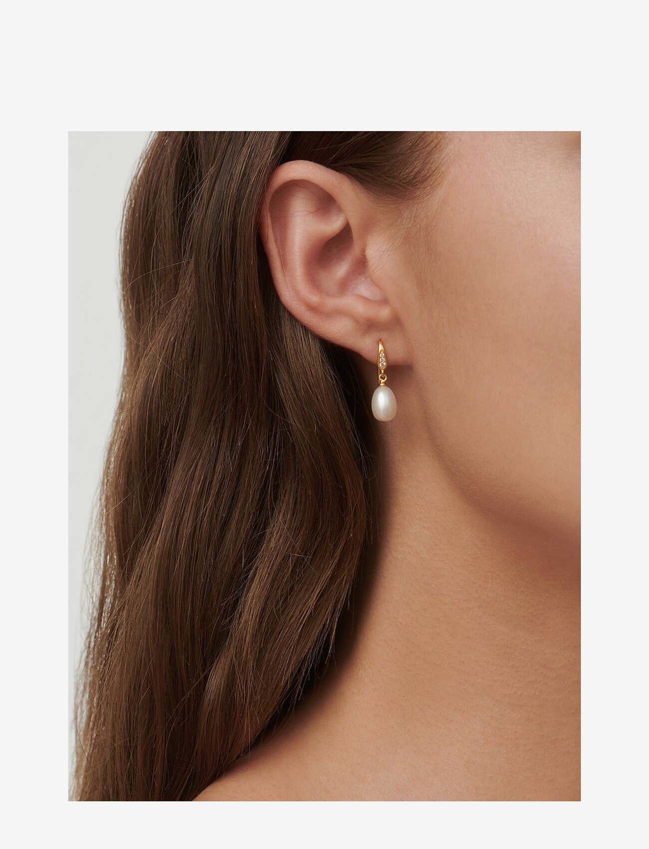 Julie Sandlau - Ocean Earrings - Gold/White - perleøreringe - white - 0